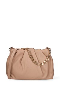 Borsa a pochette in morbida pelle beige con dettagli arricciati, dotata di manico a catena dorata e di una tracolla in pelle coordinata.