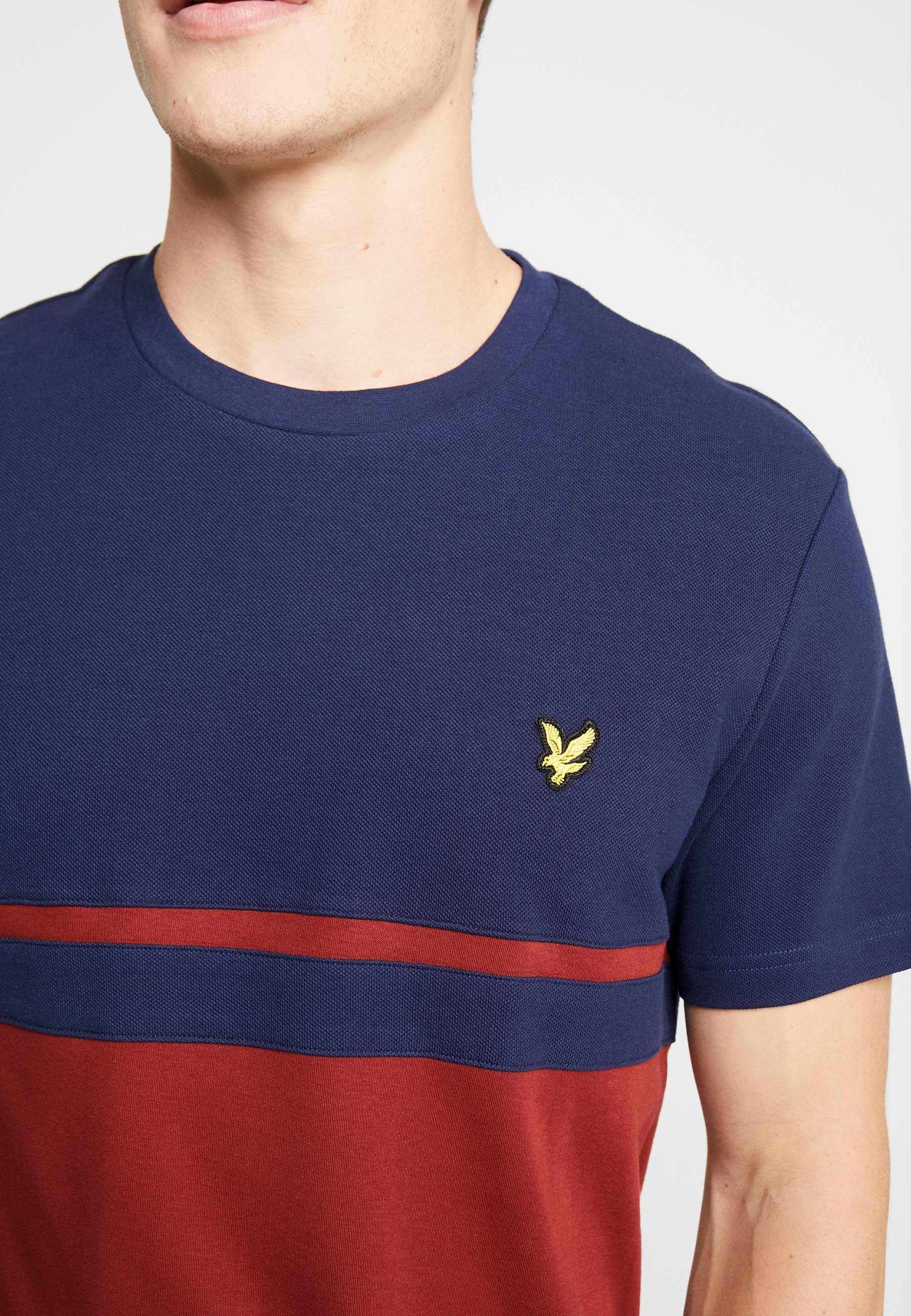 Lyle & Scott PANEL STRIPE T shirts med print navy brick Lyle & Scott PANEL STRIPE - T-shirts med print - blue dust/navy