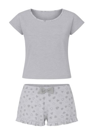 Světle šedý krátký rukáv crop top spárovaný s odpovídajícími šortkami s motivem srdíček, které mají malou mašličku a řasené lemy.