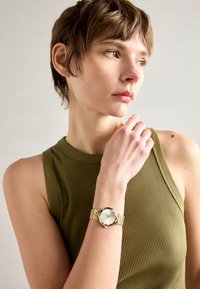 Unselected, gold-coloured