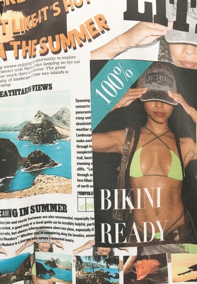 Γυναίκα που ρυθμίζει γκρι καπέλο, φοράει μπικίνι τοπ σε φωτεινό πράσινο χρώμα και έχει τσάντα, περιβαλλόμενη από κείμενα και εικόνες θερινών ταξιδιωτικών και φυσιολατρικών περιοδικών.