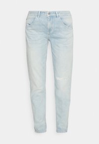 Jeans de mezclilla azul claro con una rodilla ligeramente desgastada, cinco bolsillos, pasadores para cinturón y cierre de cremallera. Corte recto.