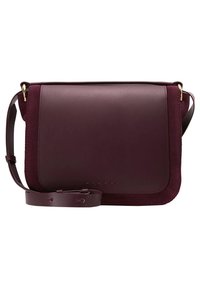 Borsa a tracolla in pelle borgogna con dettagli in camoscio, forma rettangolare, chiusura magnetica e tracolla regolabile. Presenta hardware in tonalità oro.