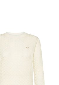 Maglione bianco a maglia a treccia con scollatura rotonda e maniche lunghe. Presenta un piccolo logo ricamato sul lato sinistro del petto.
