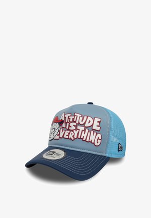 Helle blaue Trucker-Cap mit roten Akzenten, die einen grafischen Druck zeigt, auf dem "Attitude is Everything" steht, sowie eine Charakterillustration auf der Vorderseite.