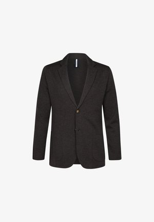 Blazer texturizado de color marrón oscuro con solapas en pico, dos bolsillos frontales, cierre de un botón y un corte entallado.