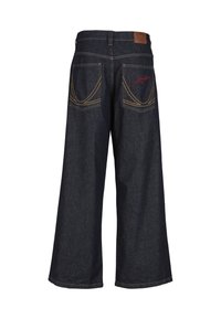 Tamno plave traper hlače širokih nogavica imaju visok struk, dva stražnja džepa s zakrivljenim žutim šavovima i smeđu kožnu zakrpu na struku.