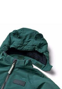 Grön huva jacka med fleecefodrad huva, framdragkedja och kardborre detaljer. Slät yttermaterial med matt finish.