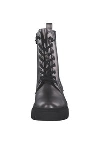 Metallisch graue Leder-Ankle-Boots mit schwarzen Schnürsenkeln, runder Zehenpartie und dicker schwarzer Sohle. Besitzt ein dezentes Reißverschlussdetail an einer Seite.