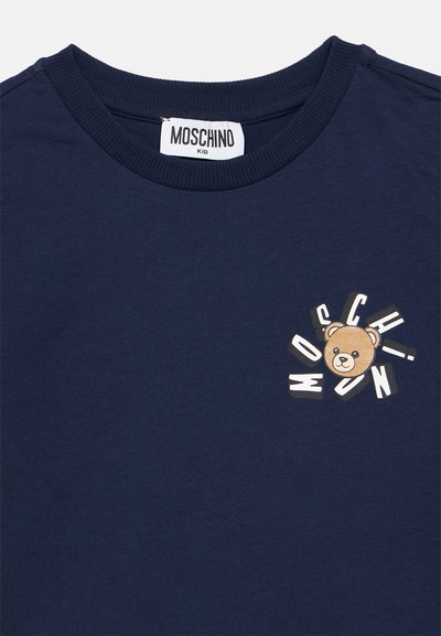 Tricou pentru copii, albastru navy, cu gât rotund, având pe piept un ursuleț de pluș și texte "MOSCHINO" risipite.