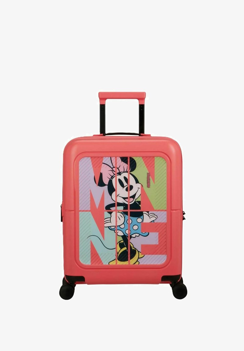 Valigia rigida rosa con manico estraibile nero, caratterizzata da una grafica colorata di un personaggio dei cartoni animati e un design testuale audace.