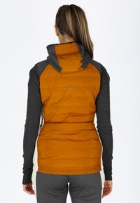 Gilet isolato arancione con maniche e cappuccio grigi. Presenta un'imbottitura orizzontale, orlo elastico e dettaglio con logo. Texture liscia, design funzionale.