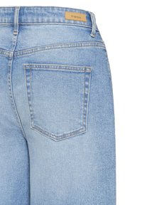 Jeans de mezclilla azul claro con cintura de altura media, costuras definidas, una etiqueta en la parte trasera y un solo bolsillo trasero de forma cuadrada.