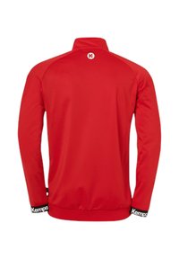 Rode sportjack met hoge kraag, lange mouwen en elastische manchetten. Heeft een wit logo op de achterkant en is gemaakt van een gladde, lichtgewicht stof.