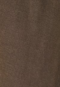 Tela marrón tejida con una superficie texturada, que presenta un brillo sutil y un patrón consistente en toda su extensión, lo que indica un material duradero.