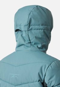 Gevoerde hooded jas in lichtblauw. Heeft een gequiltde textuur en een logo. De capuchon heeft een verstelbaar trekkoord voor de pasvorm.