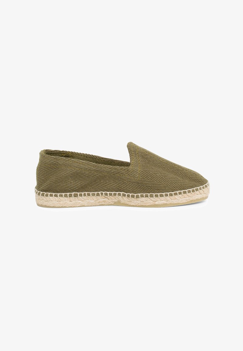 Grøn lærred espadrille med en vævet tekstur og sål af jute reb, med en strømlinet form og åben, slip-on design.