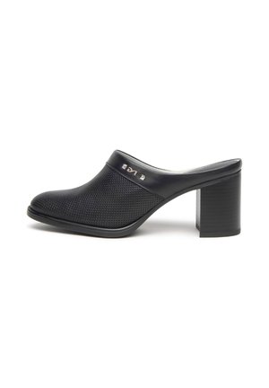 Schwarzer Slip-On-Mule mit perforiertem Lederobermaterial und Blockabsatz, mit kleinen silbernen Nieten nahe am Schaft, isoliert vor weißem Hintergrund.