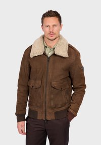 Giubbotto bomber in pelle marrone con colletto in pelliccia, due tasche frontali e polsini a coste, con chiusura centrale a zip.