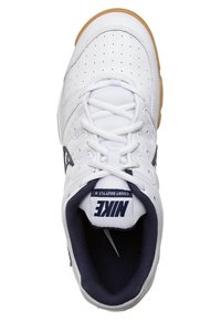 Baskets blanches Nike Court Shuttle 4 avec bout perforé, lacets blancs, doublure de col bleu marine et semelle couleur gomme, vues de dessus.