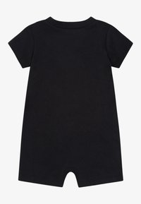 Černý krátký rukávový dětský overal s kulatým výstřihem a patentkami na rozkroku, položený na bílém pozadí.