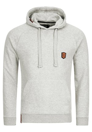 Lys grå hættejakke med en kengurulomme, justerbare snore og et lille skjoldformet logo i brun på brystet.