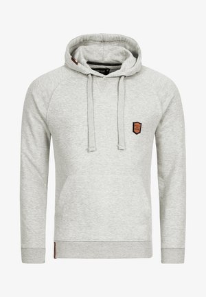 Lys grå hættejakke med en kengurulomme, justerbare snore og et lille skjoldformet logo i brun på brystet.