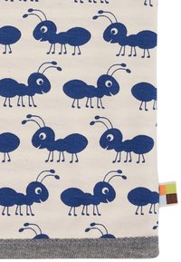 Katoenen stof met een herhaald patroon van blauwe cartoonmieren op een crèmekleurige achtergrond. Grijze zoom aan de onderkant met een multicolor label.