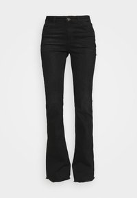 Jeans a zampa nera in denim, con vita aderente, chiusura con zip e bottone, e una leggera texture sbiadita lungo le gambe.