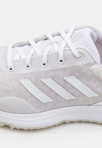 Vitaid träningsskor med en strukturerad tygöverdel och tre vita ränder på sidan, med vita snören och en solid gummisula.