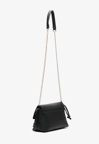 Borsa a tracolla in finta pelle nera con patta ripiegabile, tracolla decorativa a catena e dettagli con cordoncino su ciascun lato.