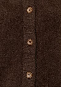 Bruine gebreide cardigan met een zachte textuur, voorzien van vier lichtbruine knopen aan de voorkant en geribbelde accenten langs de randen.