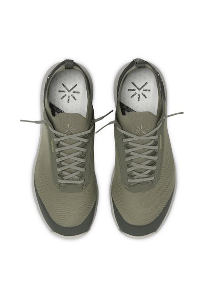 Scarpe da ginnastica verdi con una tomaia in rete traspirante, punta rinforzata, lacci piatti e suola testurizzata. Presenta un logo sulla soletta.