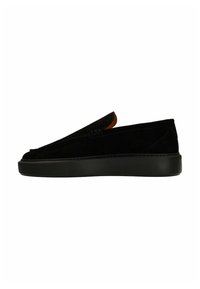 Zwarte suède instapschoenen met een chunky zwarte zool, met strakke lijnen, een gladde textuur en een contrasterende bruine accent bij de hak.