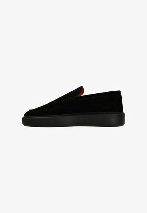 Zwarte suède instapschoenen met een chunky zwarte zool, met strakke lijnen, een gladde textuur en een contrasterende bruine accent bij de hak.