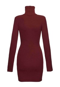 Bordowa sukienka z golfem, długimi rękawami, dopasowanym krojem, prążkowaną fakturą i długością do połowy uda, wykonana z elastycznego dzianinowego materiału.