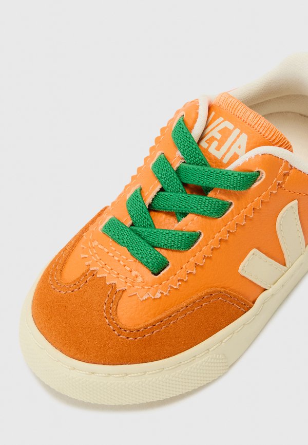 SMALL VOLLEY X THE SOCIAL FOOD UNISEX - Trainers3