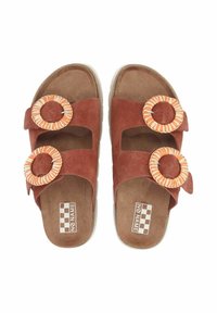 Sandales à glissière en cuir suédé marron avec deux accents circulaires rayés orange et blanc, semelle intérieure rembourrée et semelle plate.