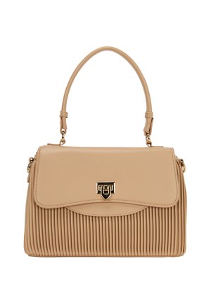 Beige syntetisk handväska med veckad textur, guldfärgad hårdvara, avtagbar axelrem och ett lock med en logotypdetalj.