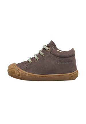 Scarpa da bambino in camoscio marrone con lacci beige, suola in gomma e puntale testurizzato, mostrata di lato su sfondo bianco.
