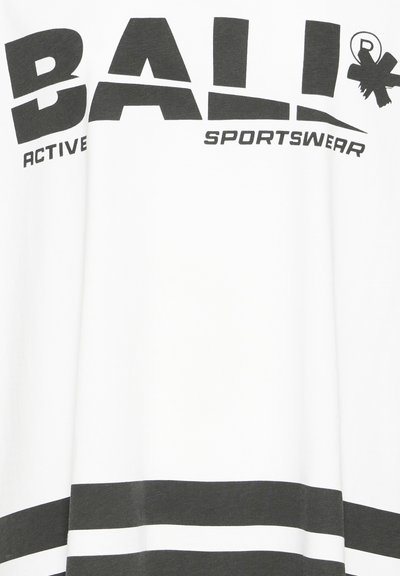 Biela tričko s tučným čiernym textom "BALL ACTIVE SPORTSWEAR" a horizontálnymi čiernymi pruhmi na leme. Bavlnený materiál, voľný strih.