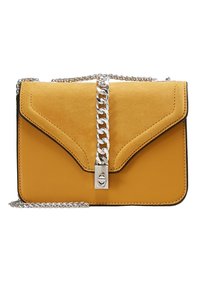Borsa a tracolla in camoscio giallo con una tracolla in catena argentata, caratterizzata da un design a nappe geometrico e una chiusura metallica per una chiusura sicura.