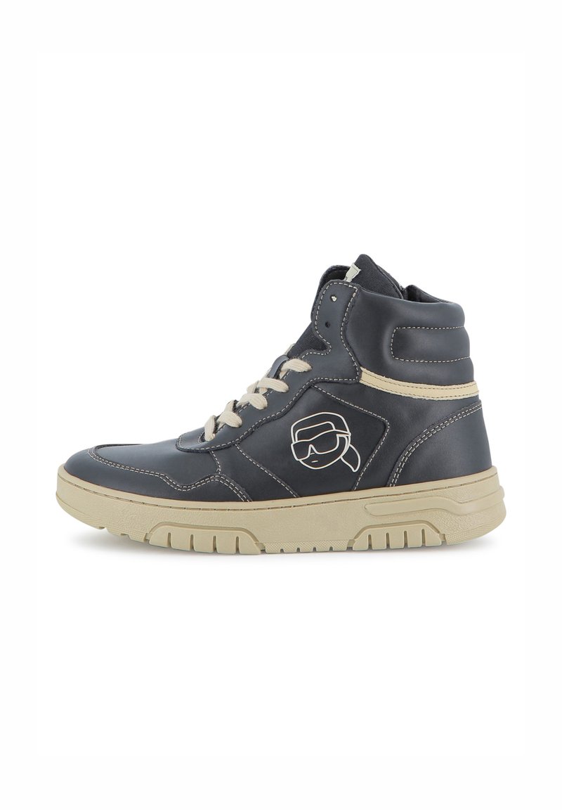 Baskets montantes en cuir gris foncé avec des accents beiges, arborant un logo bien visible et des coutures contrastantes sur une semelle texturée.