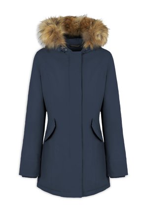 Parka azul marino con capucha de piel sintética, dos bolsillos laterales, mangas largas y corte recto. Tela suave con un acabado mate.