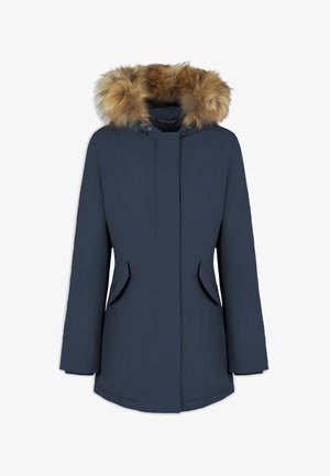 Parka azul marino con capucha de piel sintética, dos bolsillos laterales, mangas largas y corte recto. Tela suave con un acabado mate.