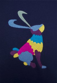 Broderad kanin design i livliga färger (rosa, blå, gul, lila) på en mörk marin bakgrund, som visar texturerad sömnad och lekfulla mönster.