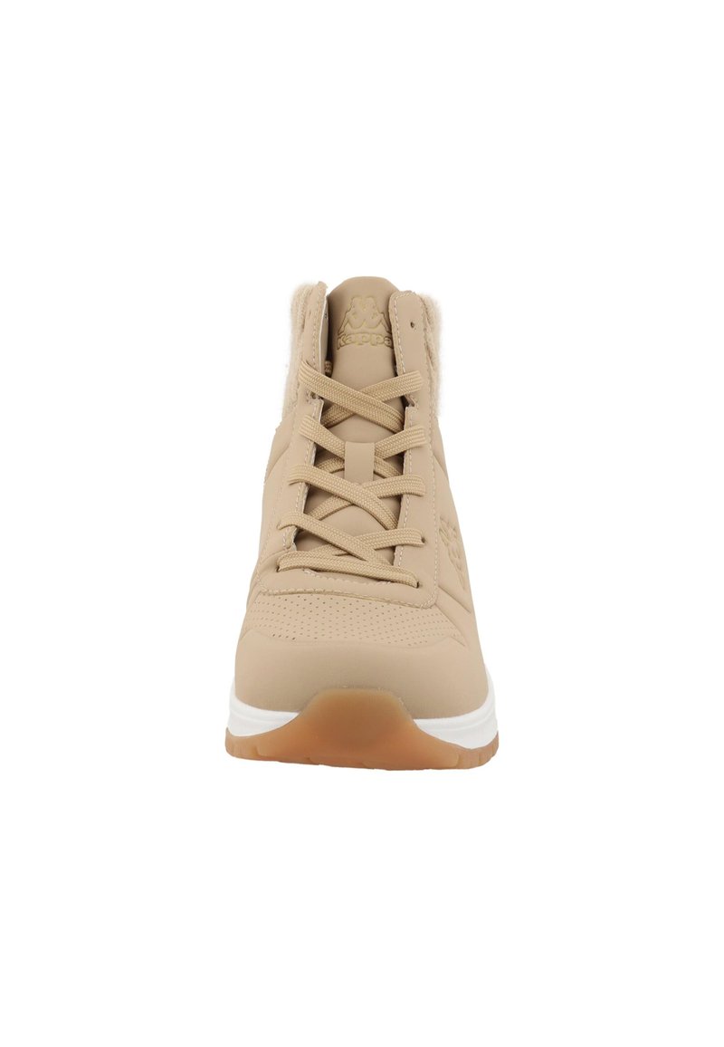 Beige High-Top Sneaker mit strukturiertem Obermaterial, Schnürverschluss, weichem Innenfutter und einer weißen Zwischensohle mit Gummiaußensohle.
