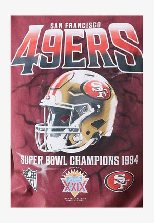 Bordeauxrotes T-Shirt mit "San Francisco 49ers", einem Footballhelm, "Super Bowl Champions 1994" und NFL-Logo in auffälligen Grafiken.