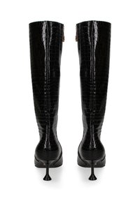 Stivali neri fino al ginocchio con texture a coccodrillo, punta affilata e tacco a stiletto sottile. Include una cerniera laterale e un design elegante.