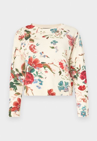 Pull en tricot floral avec un col rond, base crème, grands motifs de fleurs rouges et bleues, manches longues et bords côtelés.